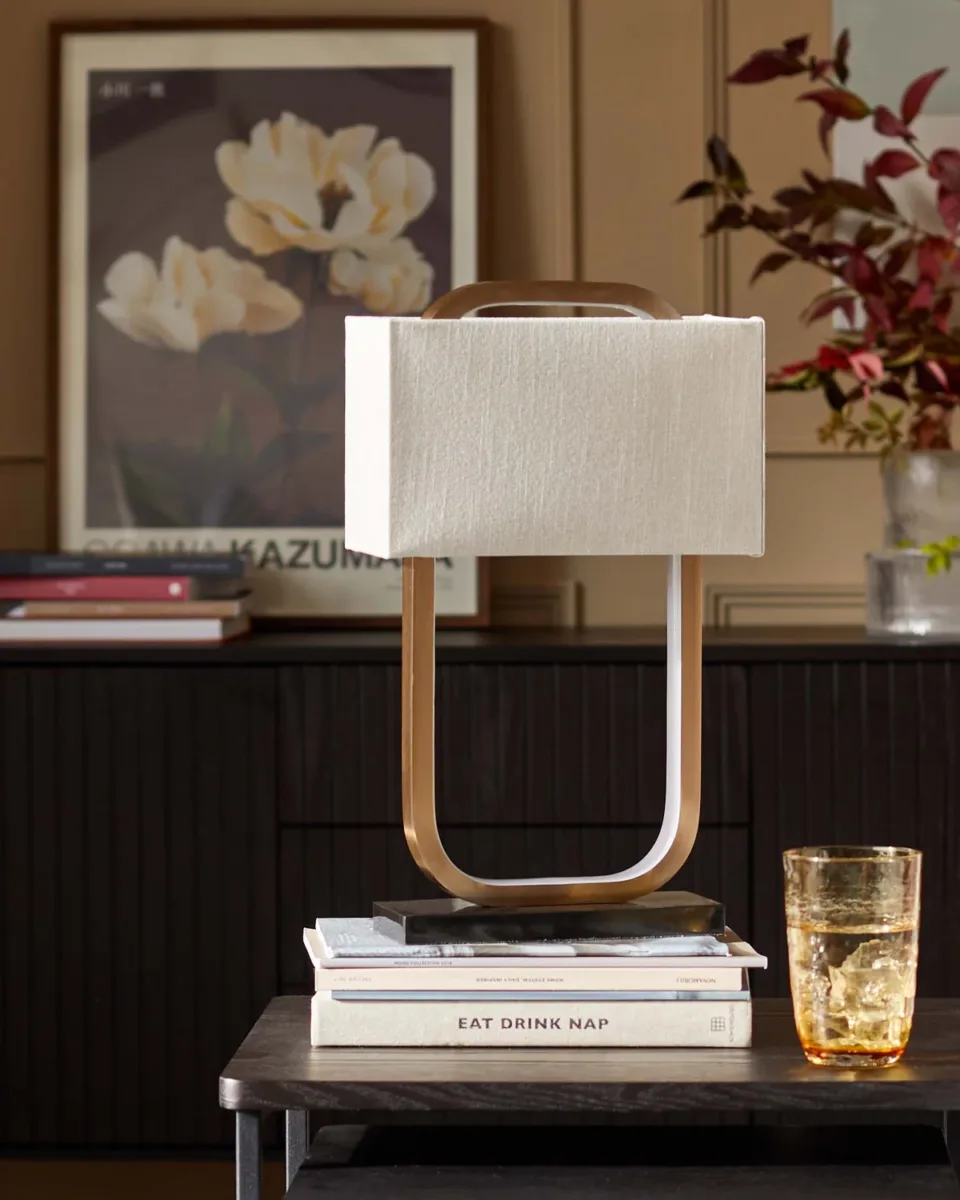 Sanza natural linen and brushed bronze table lamp - Image 4