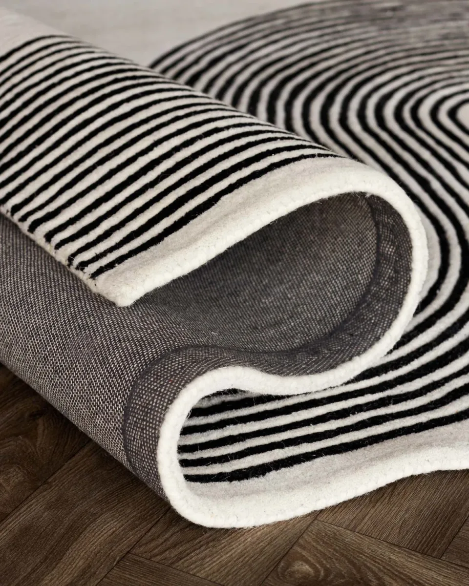 Abstract Lines black and cream wool small rug - Image 4