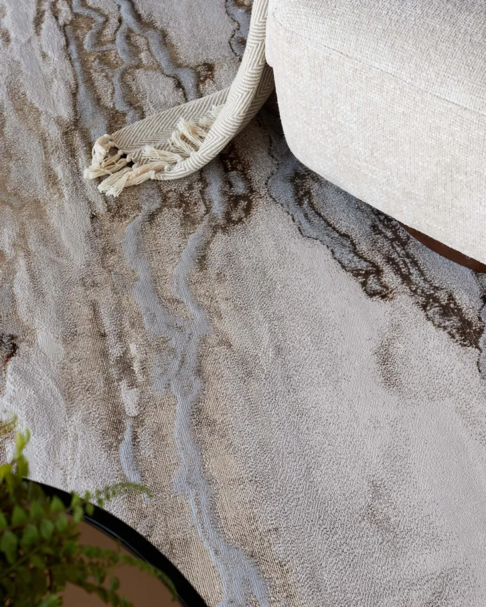 Perla gold textured small rug - Image 3
